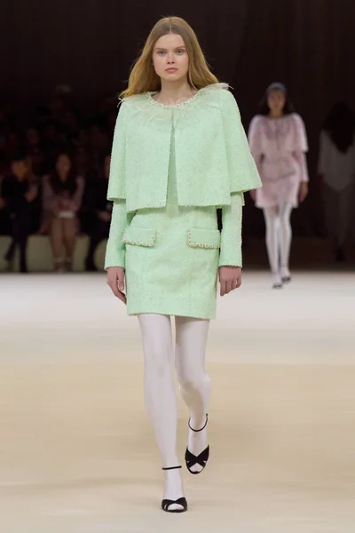 Look 10